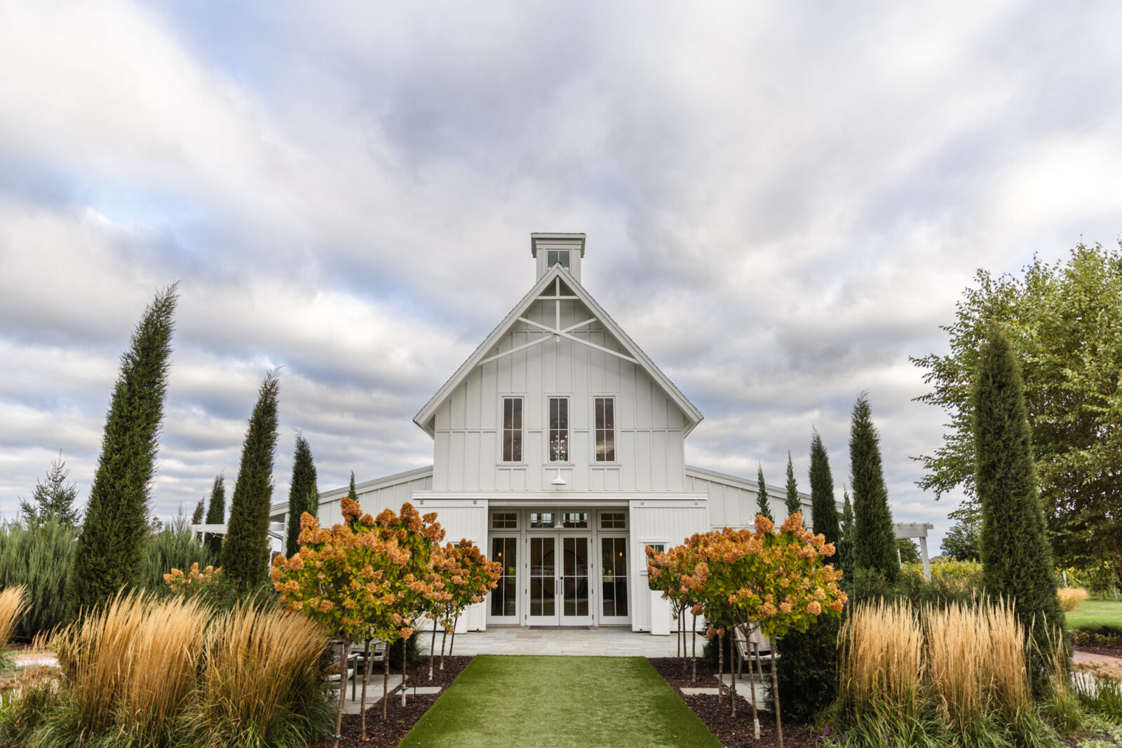 redeemed farm wedding venue taken by Minnesota wedding photographer Marcus Hanenburg Photography